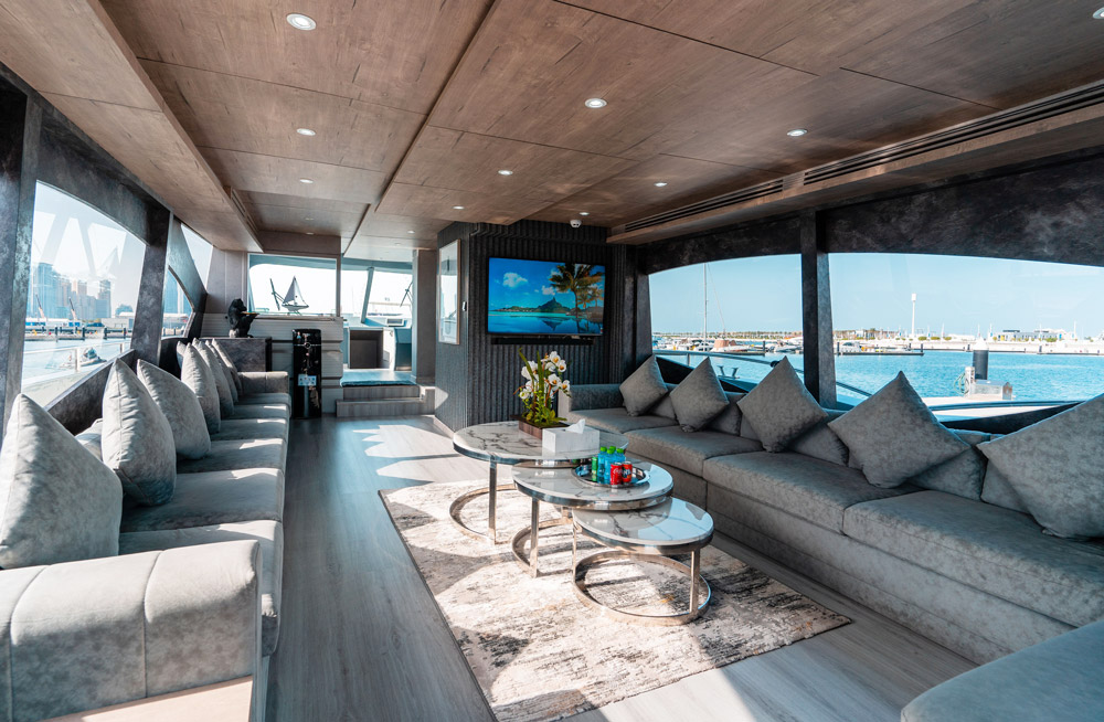 Yacht trip Explorer Infinity 95 dubai