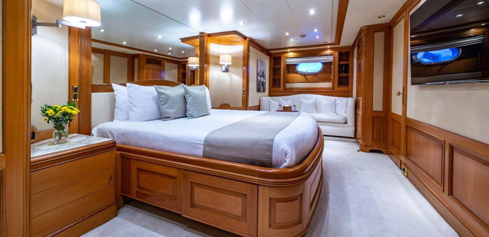 charter BENETTI 100 boat dubai marina