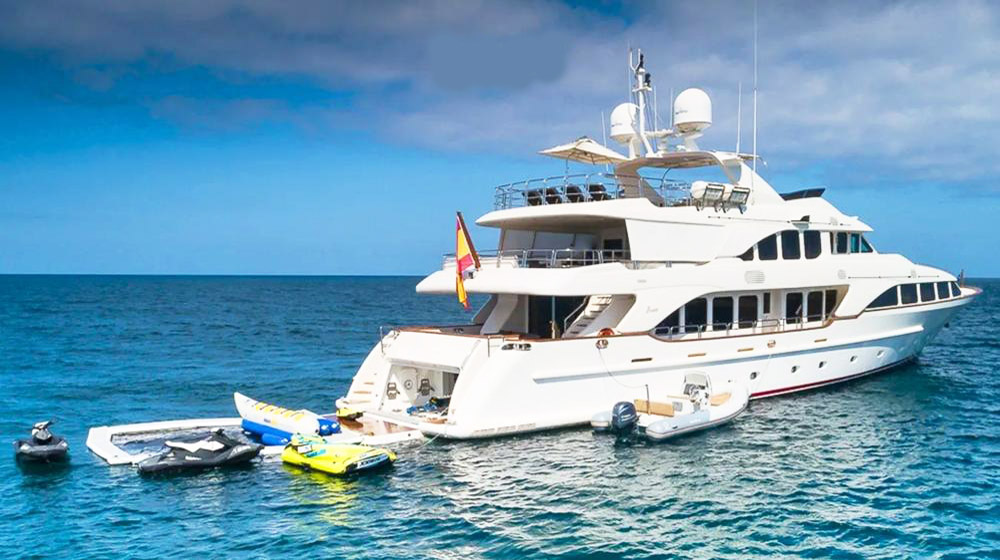hire Deluxe Grand Mirage 140 Yacht dubai