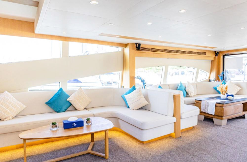 hire Golden Preator 80 motor boat Dubai